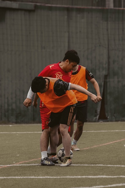 中场核心破门后致敬球迷，感人一幕